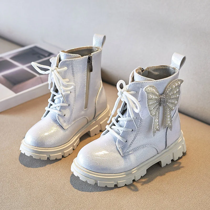 

Весенние новые модные ботинки для девочек с жемчугом бабочкой блестящие кожаные ботинки для маленьких девочек милые мягкие Универсальные ботинки из искусственной кожи на молнии