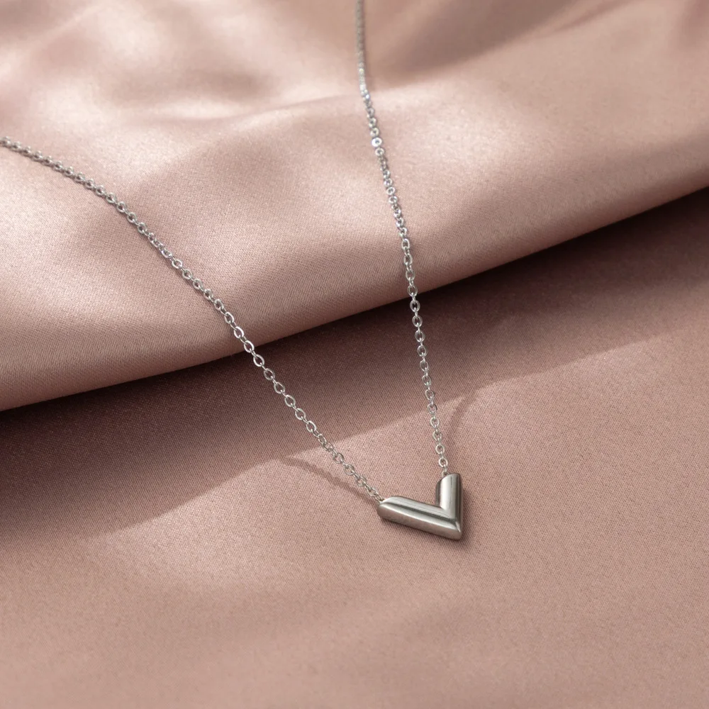 

Hot Europe And The United States Creative V-shaped Pendant Female Necklace Fashion Trend Ladies Alloy Neck Chain Jewelry 2023