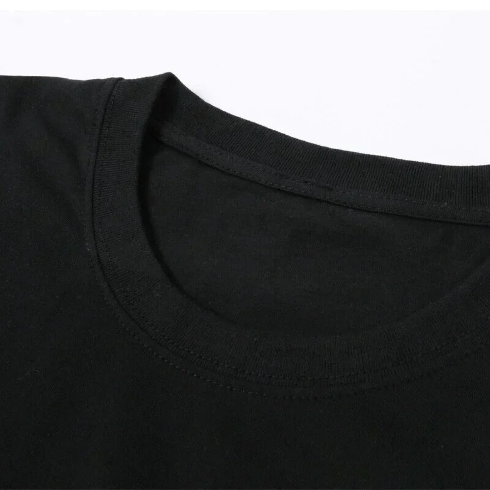 Футболка с круглым вырезом подходит как для мужчин так и женщин