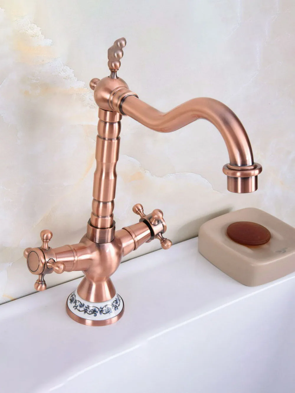 Смеситель для раковины с двойной ручкой и одним отверстием