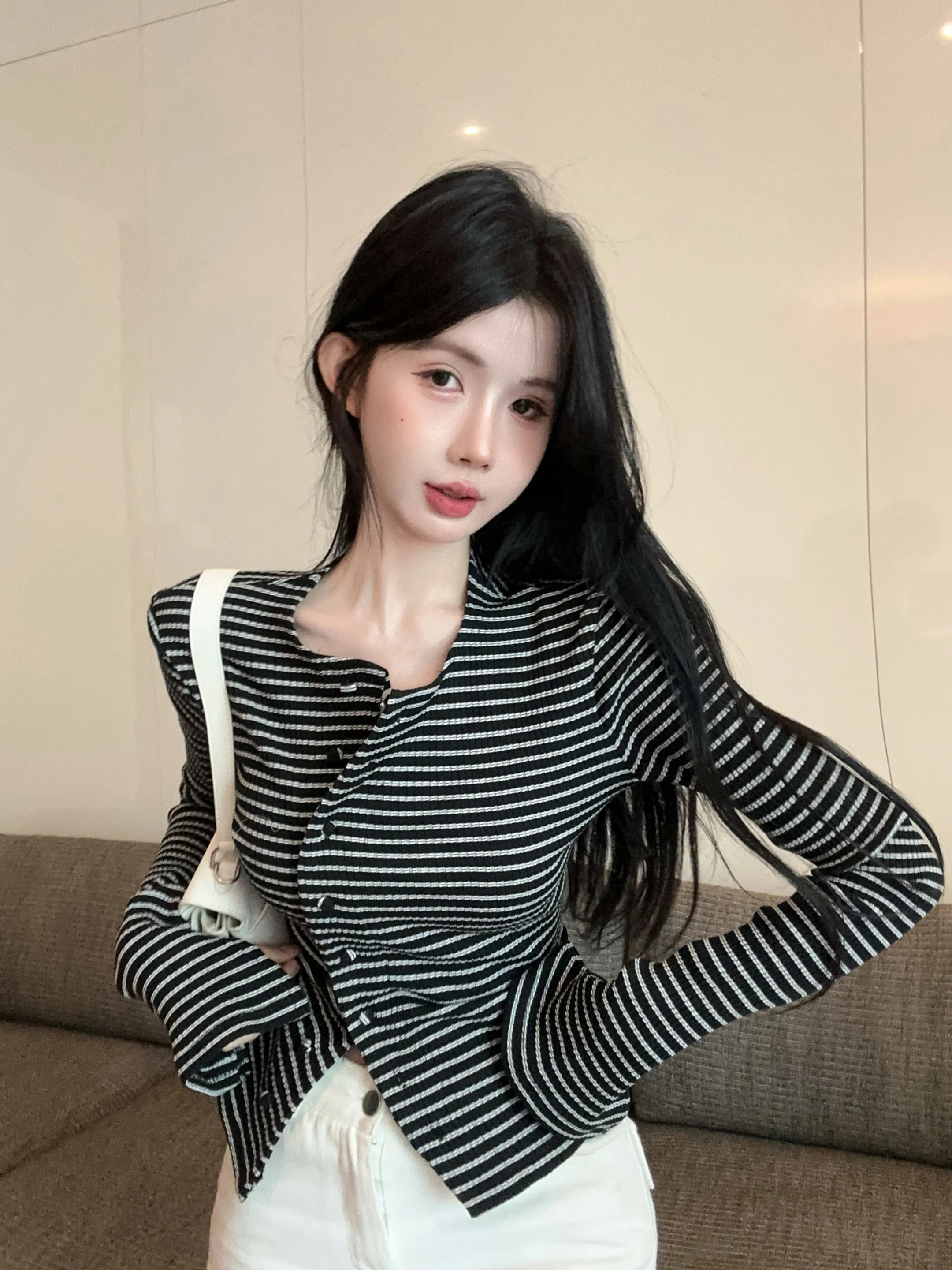 Вязаный кардиган в нерегулярную полоску. Женский осенне-зимний французский