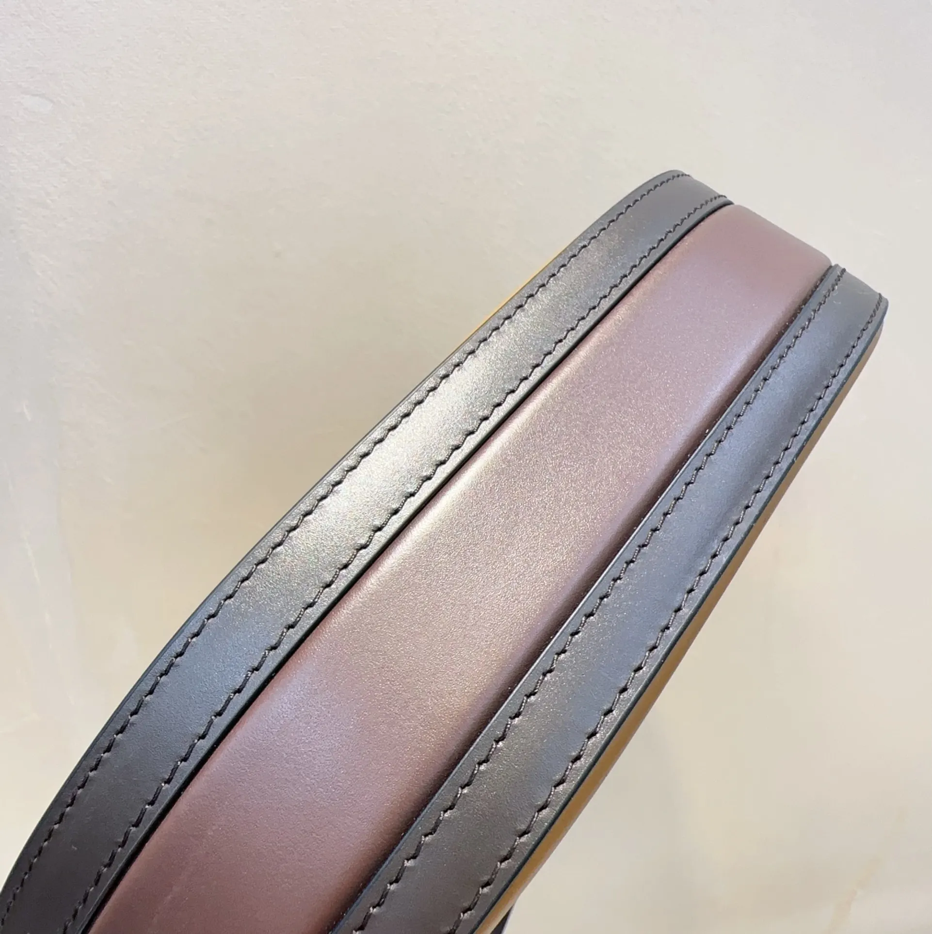 Современная минималистичная сумочка с регулируемым ремешком элегантным и