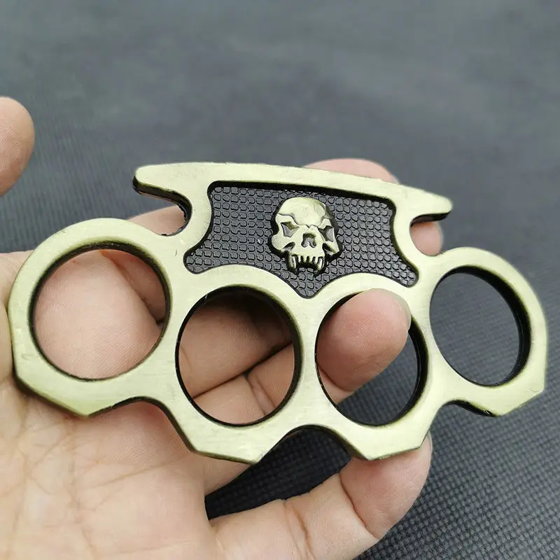 

A self-defense brass-finger tiger outdoor defense kit carried by boys Brass knuckles