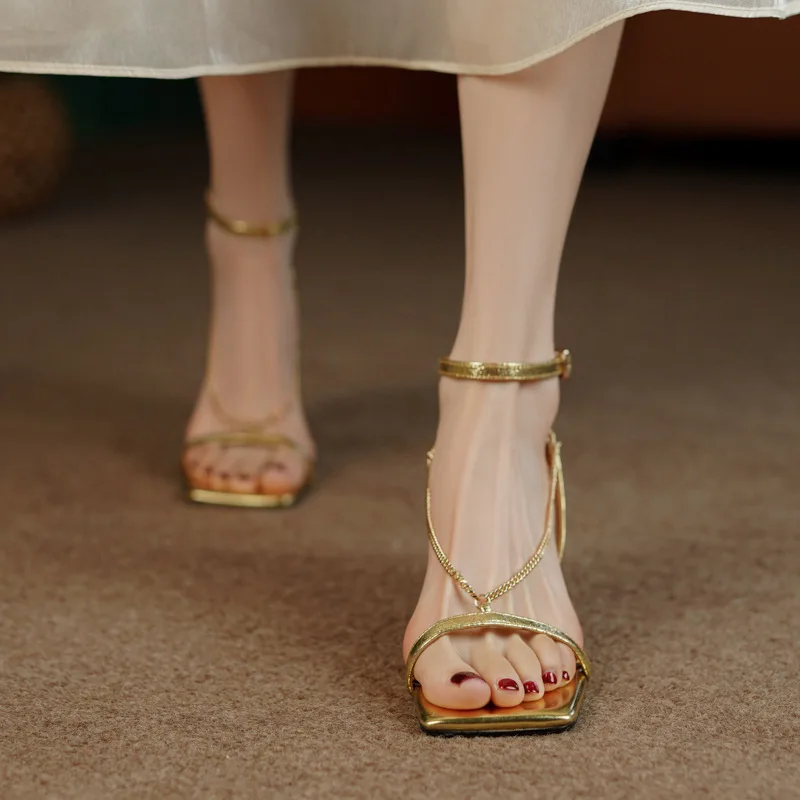 Ремень с открытым квадратным носком на шпильке и цепочке