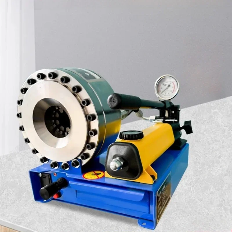 Портативный ручной пресс для сжатия жидкости. Небольшая бытовая масляная труба