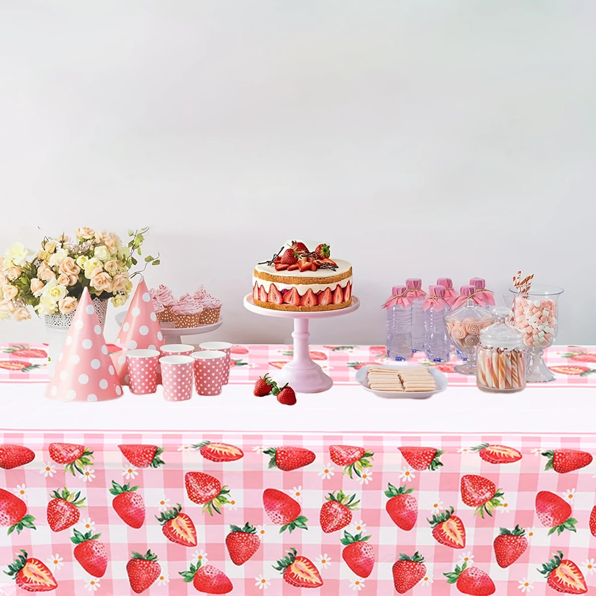 Скатерть с принтом клубники и маргариток