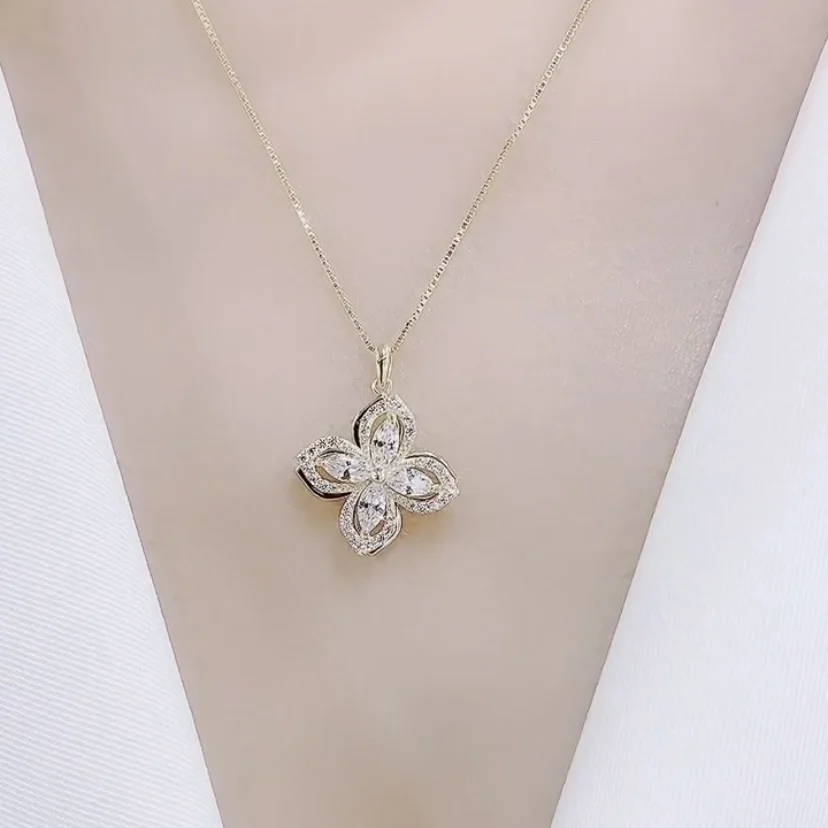 S925 Серебряное вращающееся ожерелье с четырьмя листьями и маленьким цветком