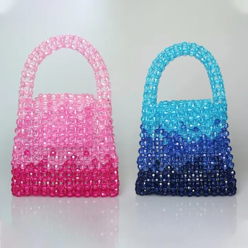 Эксклюзивный дизайн сумки из бисера с градиентным рисунком розового и синего