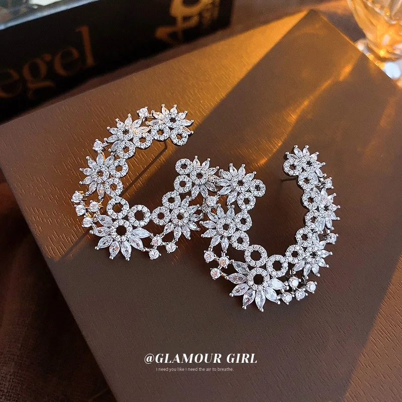 

Серьги женские из серебра 2022 пробы с цирконом, в форме с