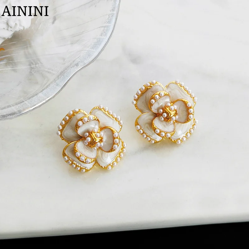 

Modern Jewelry S925 needle White Flower Earrings Delicate Design High Quality Brass Metal Pearls Stud Earrings For Women Gifts