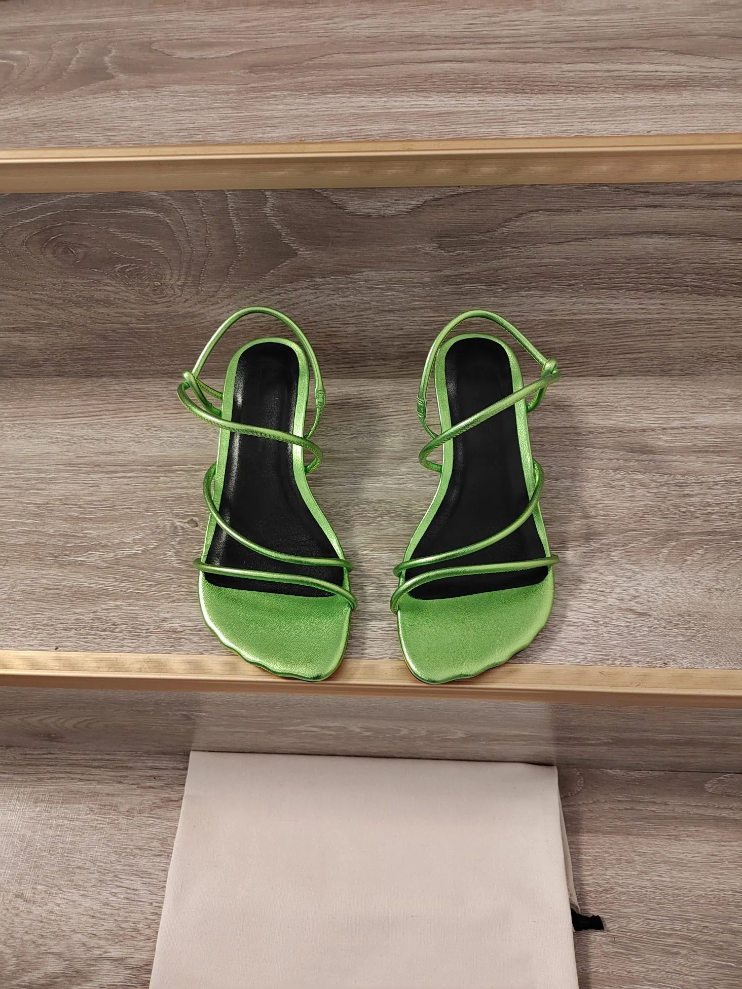 

Босоножки женские из натуральной кожи, на среднем каблуке, с тонким ремешком