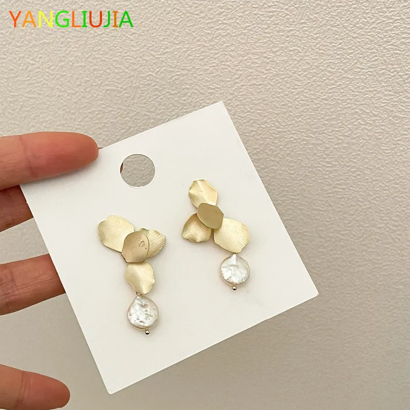 

Metal Asymmetric Baroque Freshwater Pearl Earrings South Korea's Temperament Personality Fashion Tassel Earrings Ms Jewelry 2022