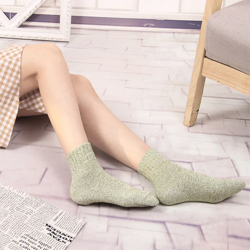 

Классические простые зимние шерстяные толстые теплые однотонные женские носки дышащие эластичные модные повседневные носки средней длины...