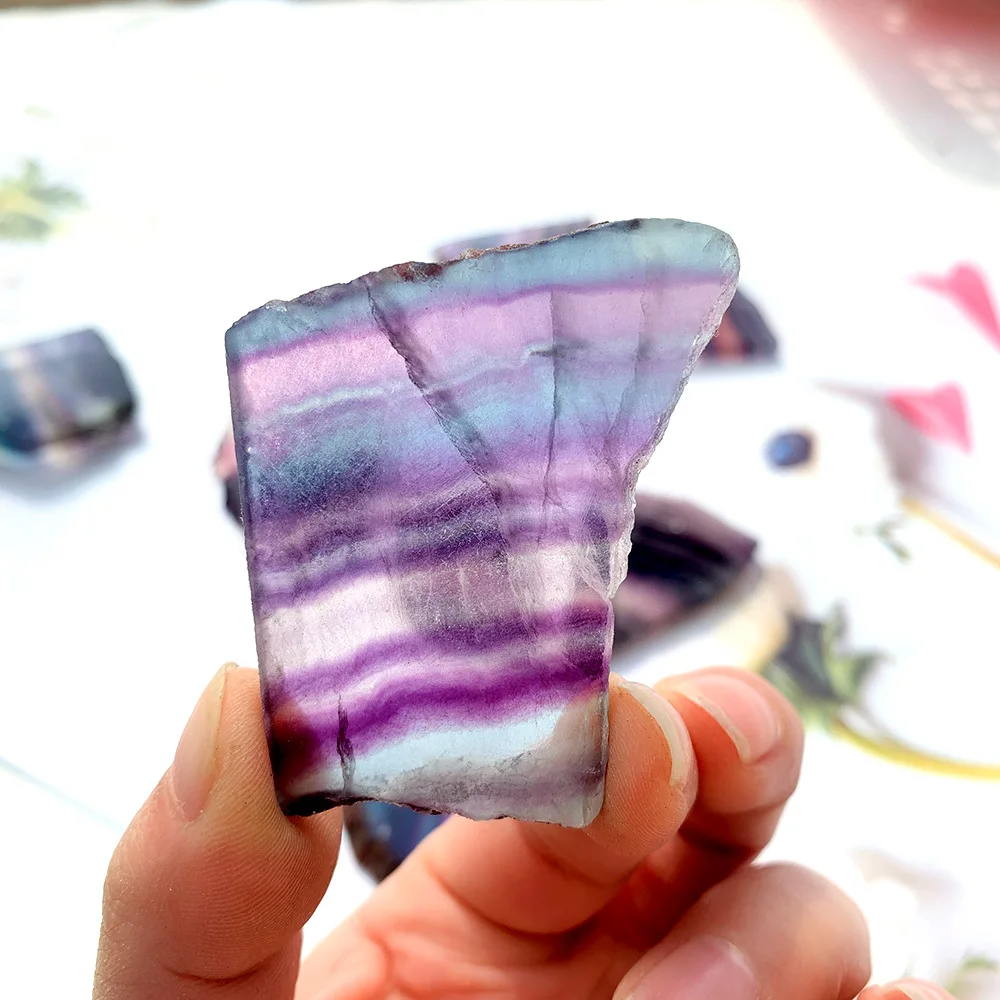 1 шт. натуральный хрустальный красочный флюорит минеральный полосатый кусочек