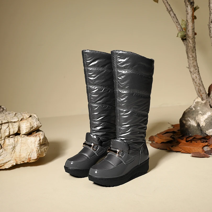 Зимние теплые сапоги до колена с металлическим украшением на плоской подошве