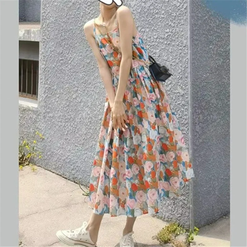 

2023 Summer New French Vintage Print Strap Dress Design Sense Temperament Wrapped Waist Fragmented Flower Long Dress
