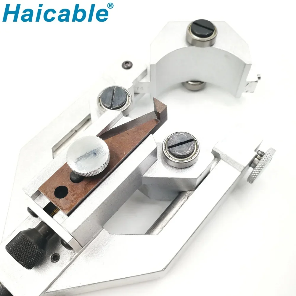 Инструмент для снятия изоляции и зачистки проводов полупроводниковых слоев