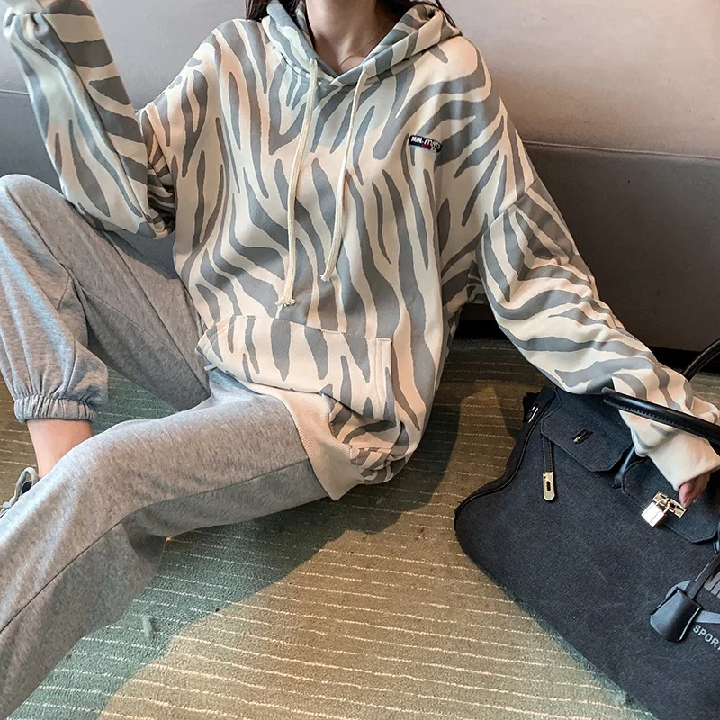 

New year's new zebra pattern design sense niche sweater women's spring and autumn thin section lazy wind top short coat hooded