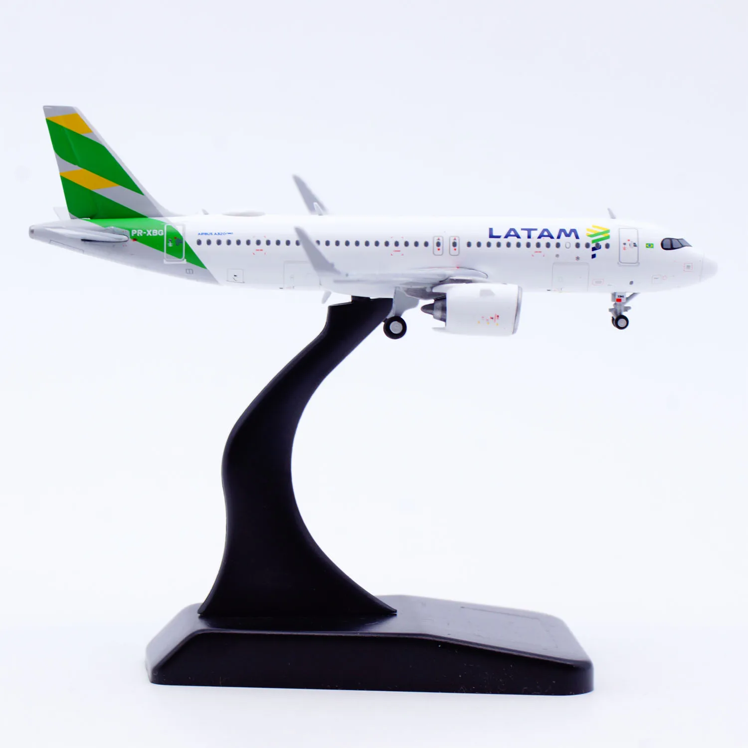 Фото Коллекционная модель самолета из сплава XX40210 JC Wings 1:400 LATAM Airlines Airbus A320neo PR-XBG с подставкой №3