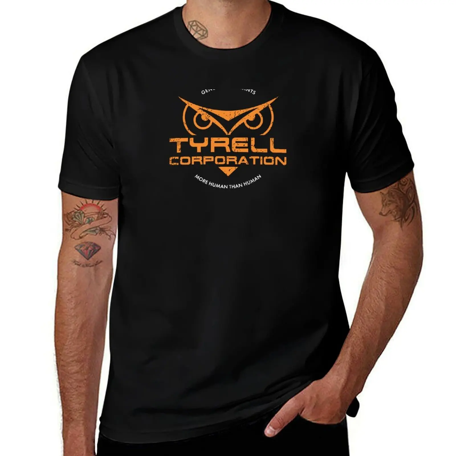 Фото Футболка в стиле «Бегущего по лезвию», Tyrell Corp, с эффектом состаривания, с простым графическим принтом в виде линейного рисунка. №1