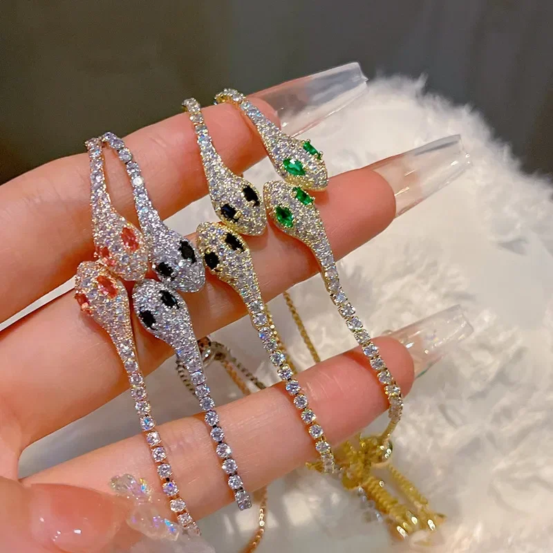 Женский браслет с черными кристаллами и змеиным цирконием