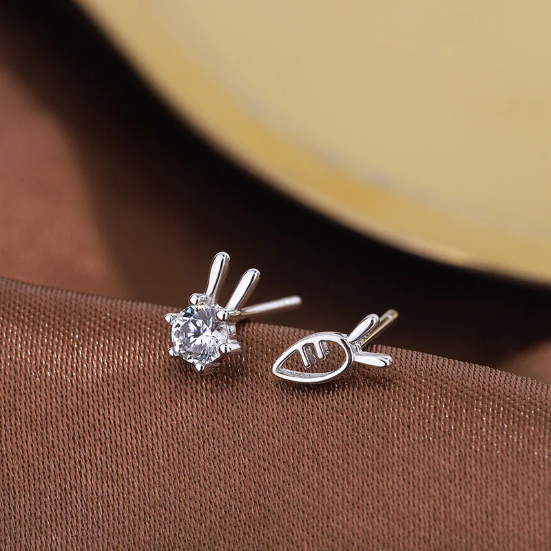 

2023 New Fashion Simple Cute Rabbit Carrot Asymmetric Earrings Women Korean Exquisite All-match mMini Ear Bone Stud Jewelry Gift