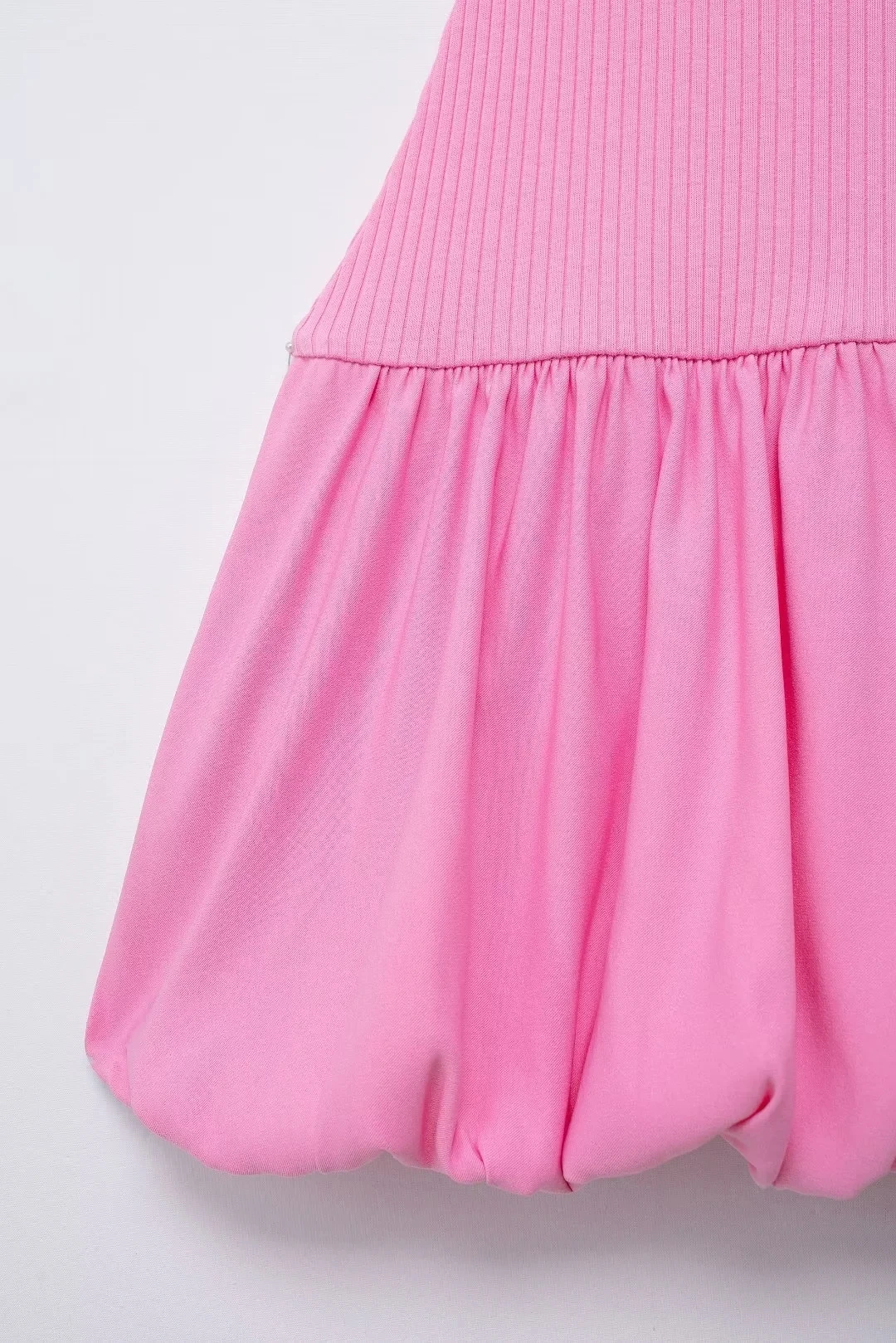 TRAFZA женское элегантное однотонное мини-платье с высоким воротником и открытой