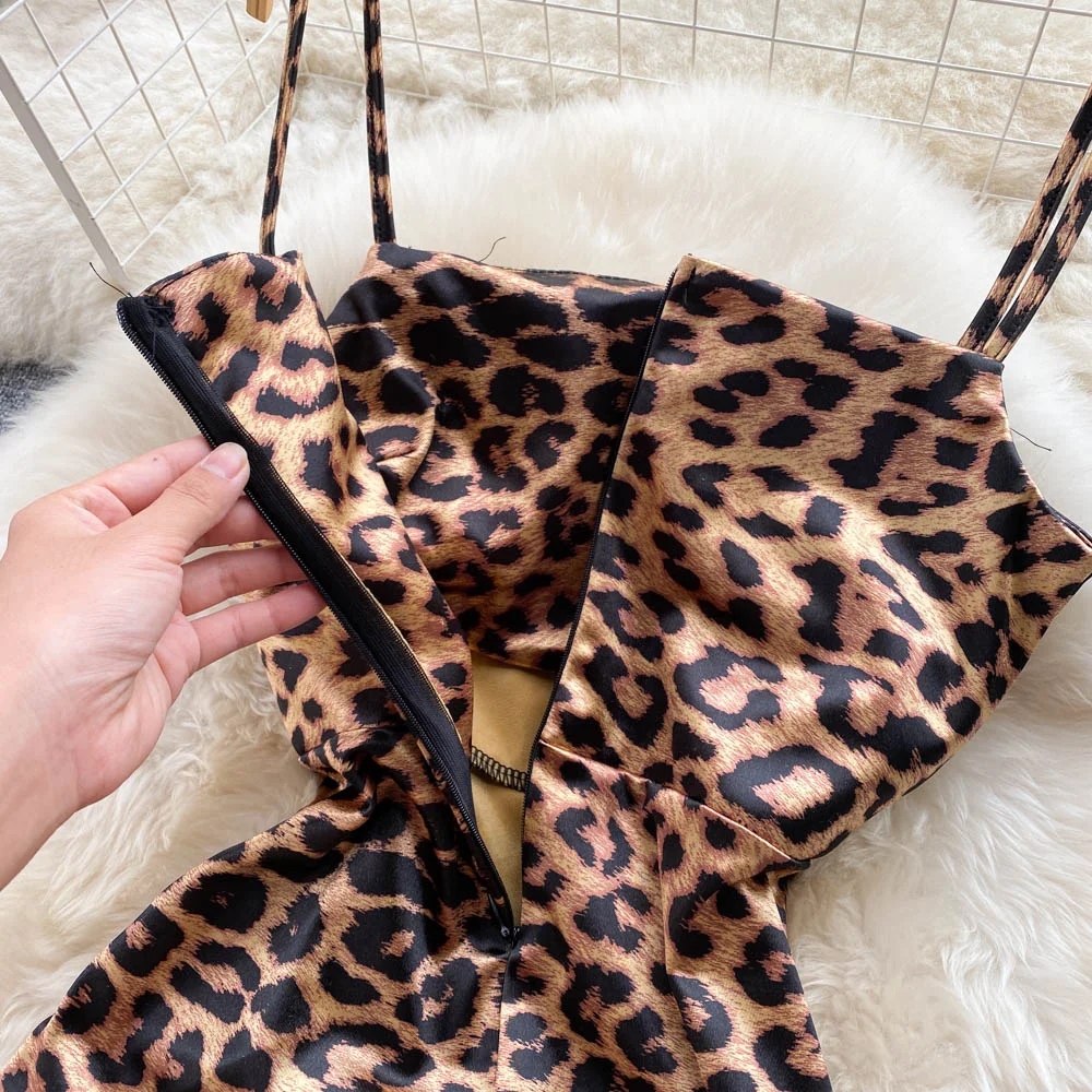 Женское платье-карандаш с леопардовым принтом черное облегающее открытыми