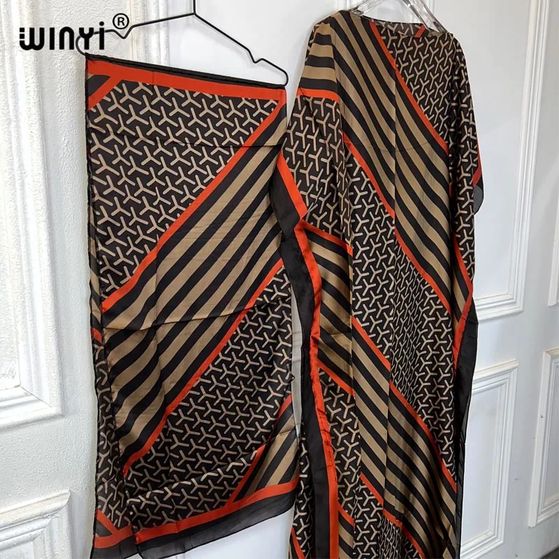 Платье-кафтан с круглым вырезом и коротким рукавом свободного покроя