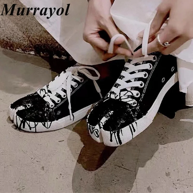 Новые парусиновые туфли на плоской подошве с круглым носком и разрезом шнуровке