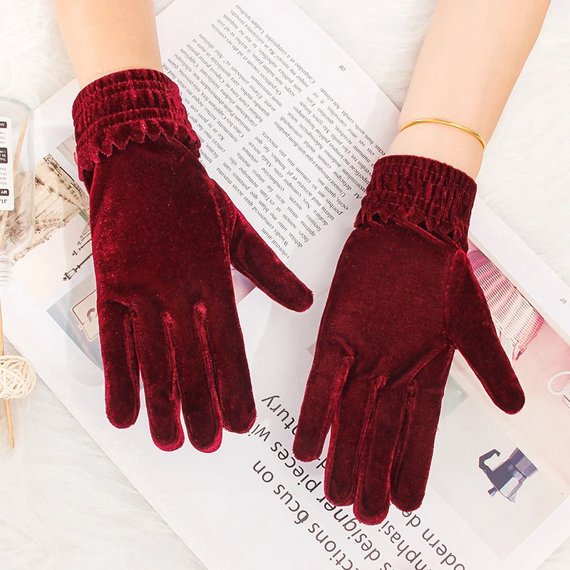 

Short Opera Velvet Gloves for Women Flapper Stretchy Wrist Length Banquet Gloves Tea Party Halloween Costume Gloves