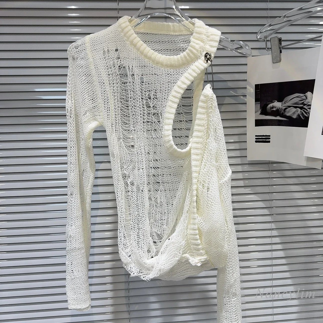 Новинка осени 2024 популярный вязаный свитер с открытыми плечами и металлическими