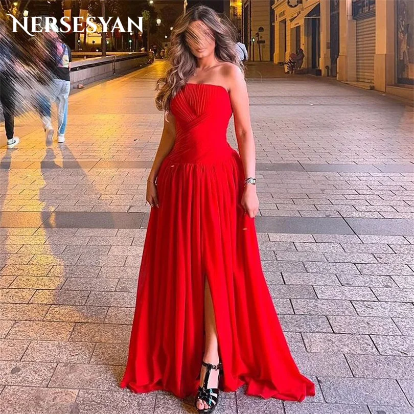 

Nersesyan Modern Red Side Split Prom Gowns Strapless Pleats Line Special Occasion Dress Draped Long Homecoming Party Gown 2023