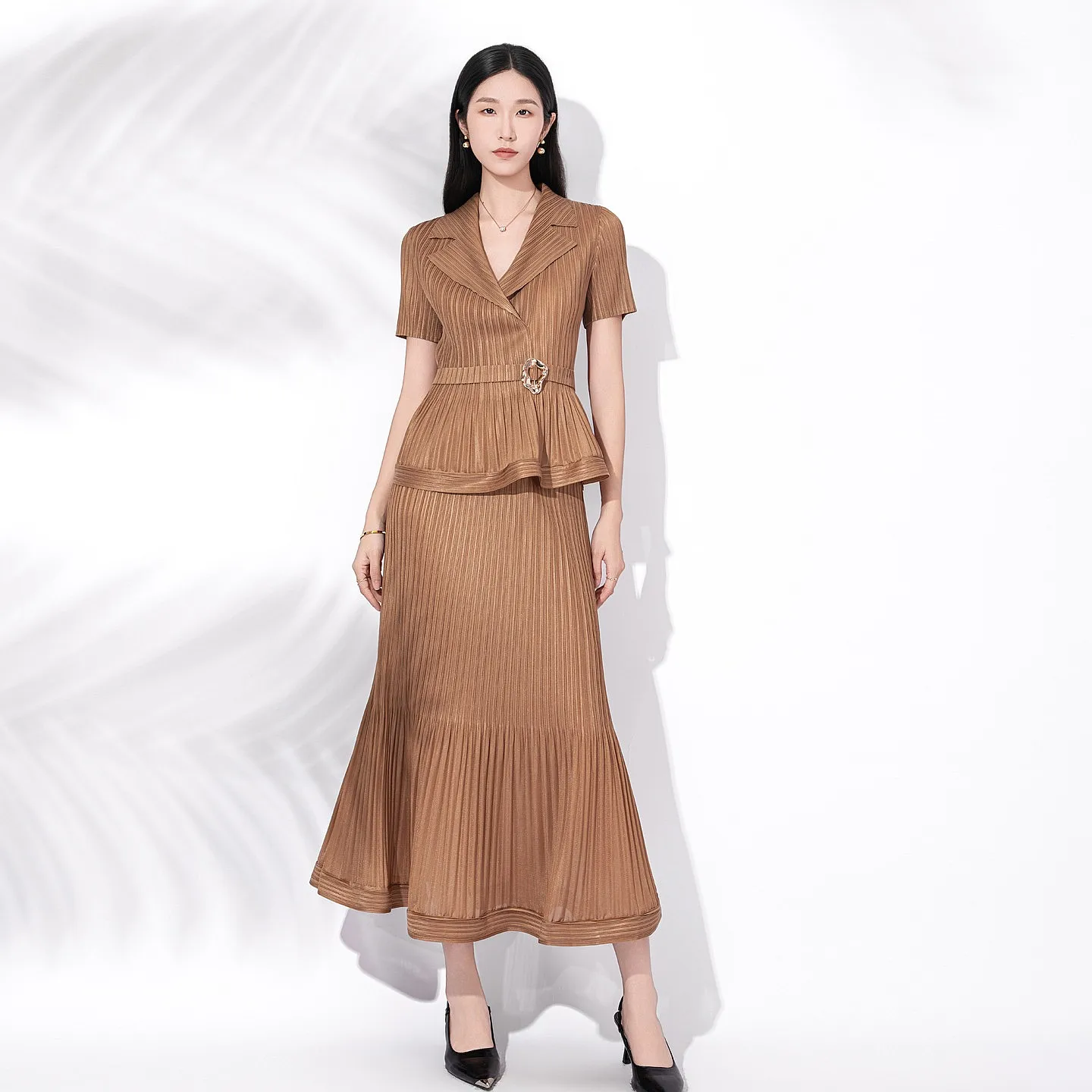 Фото Костюм-двойка Fold Miyake: плиссированная юбка и элегантный топ с коротким рукавом, коричневый, повседневный, модный, приталенный, летний №1