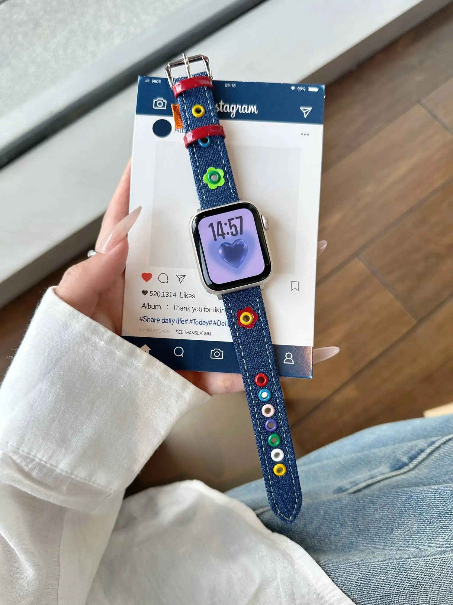 Фото Популярный кожаный ремешок с цветочным декором для Apple Watch, женский, 44 мм, 40, 45, 41, 49, 42, 38, серии 11, 10, 9, 8, SE, 7, 6, 5, 4, 3. №2