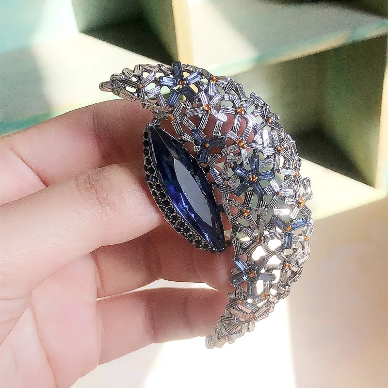 

Crystal Moon Brooches Women Men Crescent Weddings Banquet Brooch Pins Gifts