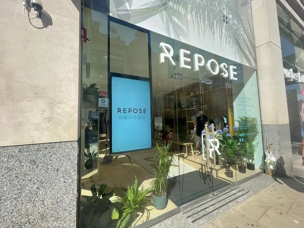 Высокая яркость окна 43 49 55 65 дюймов для использования в помещении 2500 4000 нит Android 11