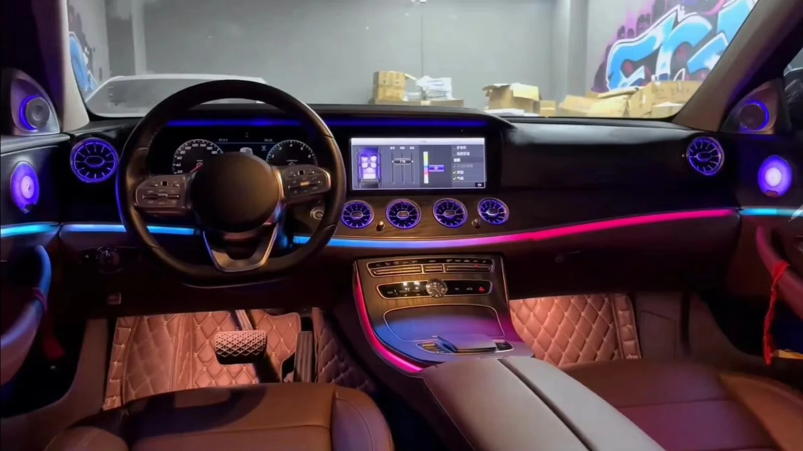 Фото Комплект для модернизации внутренней подсветки Mercedes-Benz E-класса W213 (2016-2023) с динамической активной подсветкой на 64 цвета и управлением MMI №1