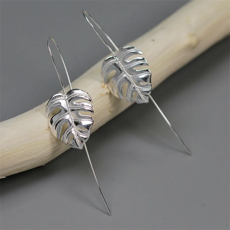 

Женские серьги-подвески в виде листьев монстеры