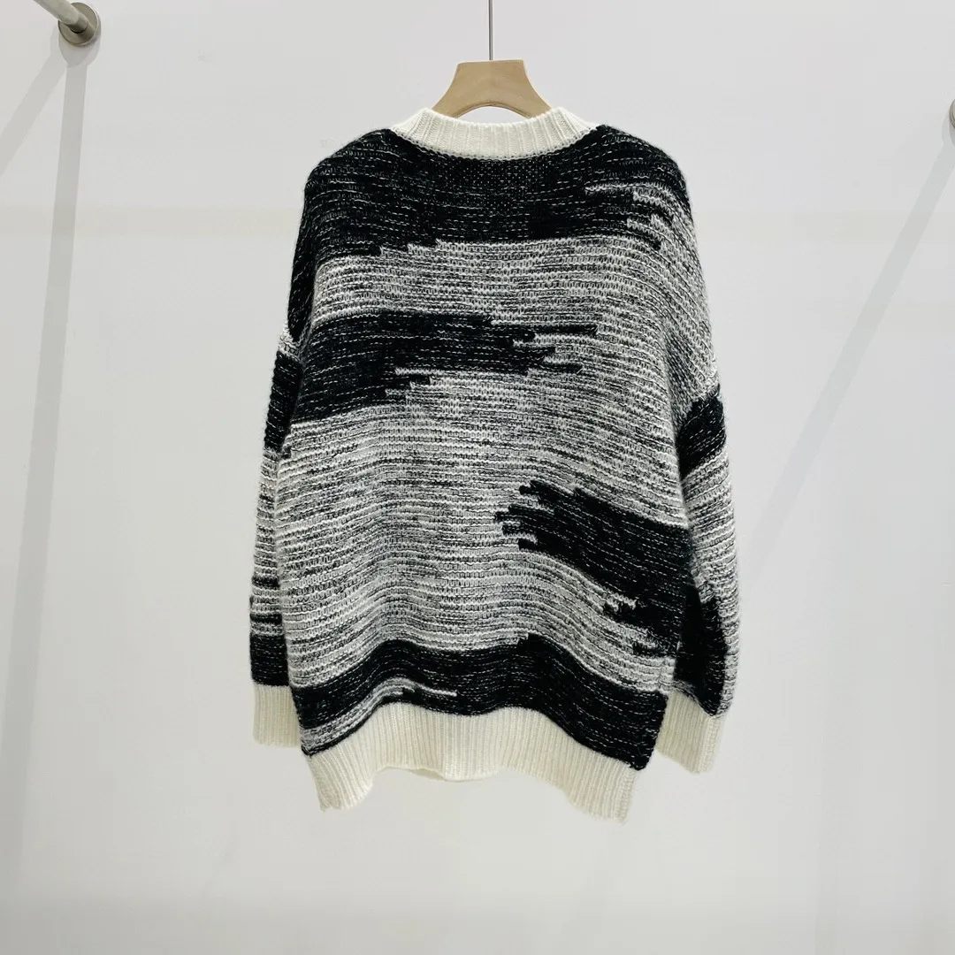 Рисунок 3 - Женская одежда, модный простой свитер с градиентом