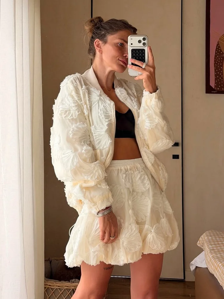 Фото Комплект Tossy Rosette Floral Bomber: куртка с воротником-стойкой и полной застежкой-молнией, с 3D-цветочным узором, подолом на шнурке, для вечеринок и выходов в свет, комплект А-силуэта. №2