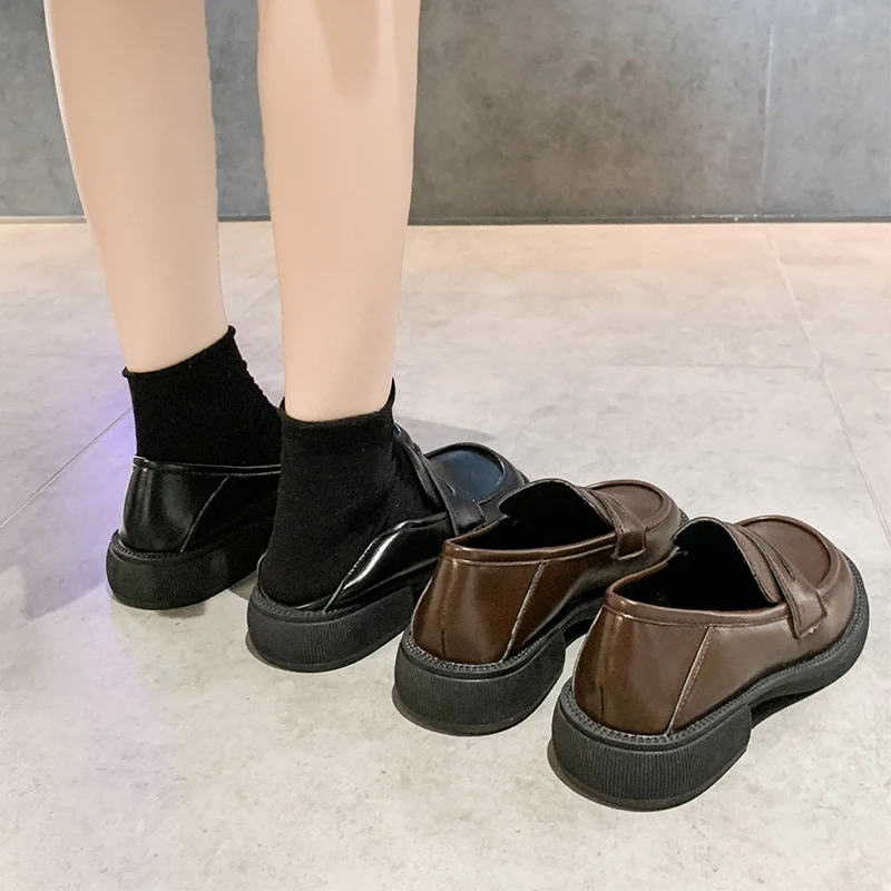 

Туфли женские с закрытым носком, повседневная обувь в британском стиле, без застежек, лоферы на плоской подошве, меховые оксфорды, черные, на...