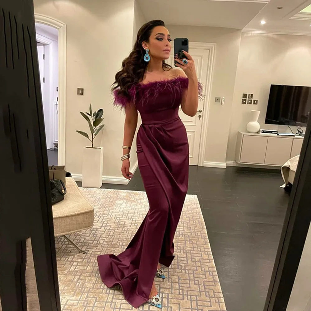 

Атласные Выпускные платья с высоким разрезом сбоку длинные плиссированные вечерние платья с перьями вечернее платье