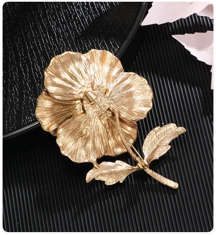 Женская корсажная брошь в виде цветка камелии красного и желтого цвета