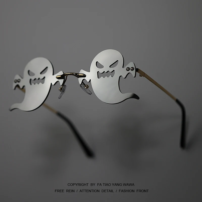 

Скучно. Носите маленький призрак! Очки