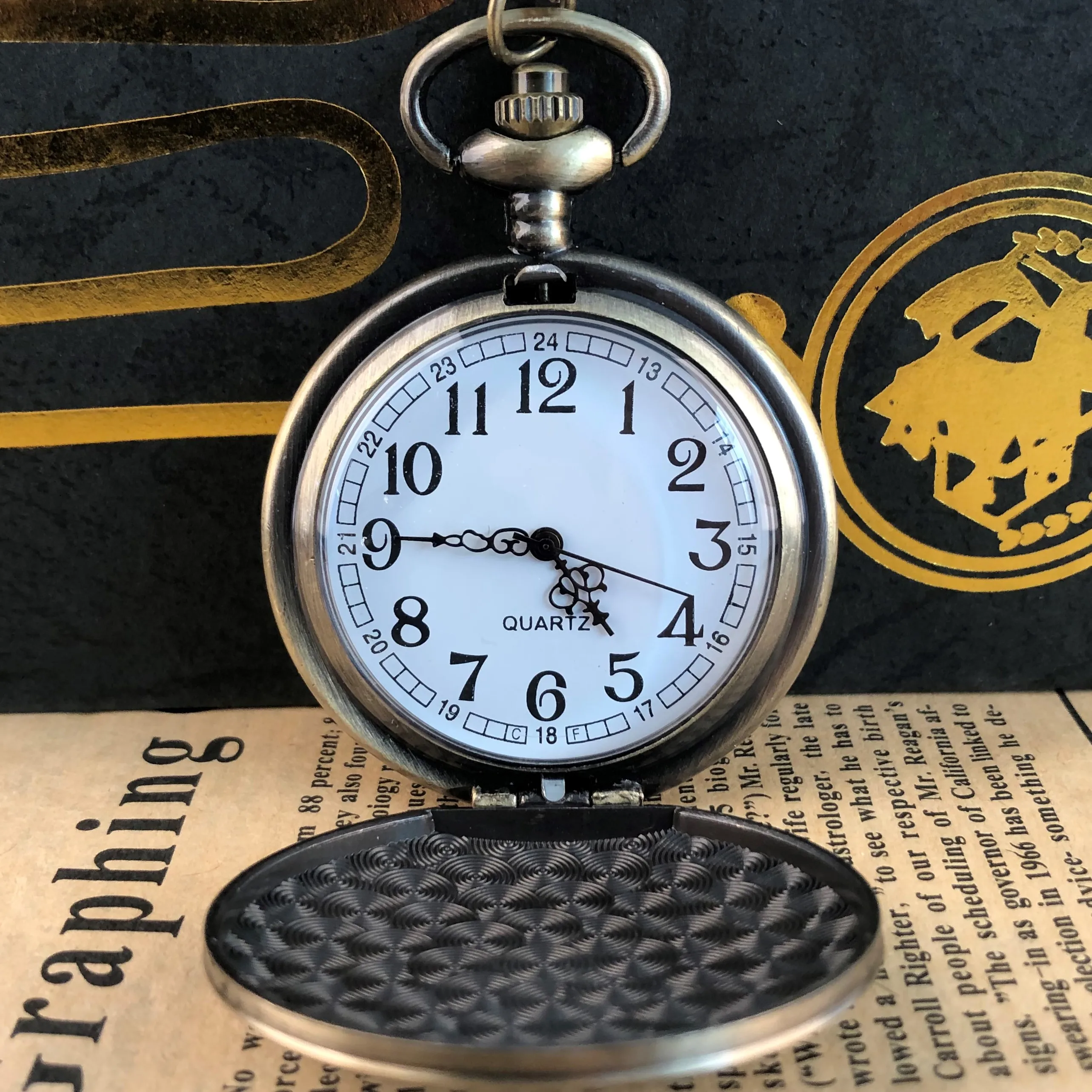 Рисунок 2 - Классические кварцевые карманные часы с логотипом орла