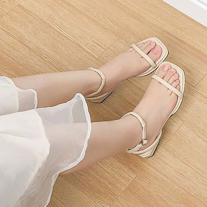 

Пляжные мягкие женские сандалии, Новинка лета 2022, низкий каблук, сланцы, Повседневная модная классическая обувь, туфли с открытым носком, се...