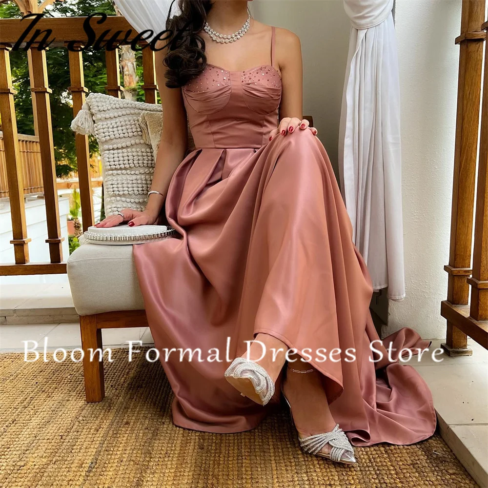 Женское вечернее платье без бретелек на тонких бретельках