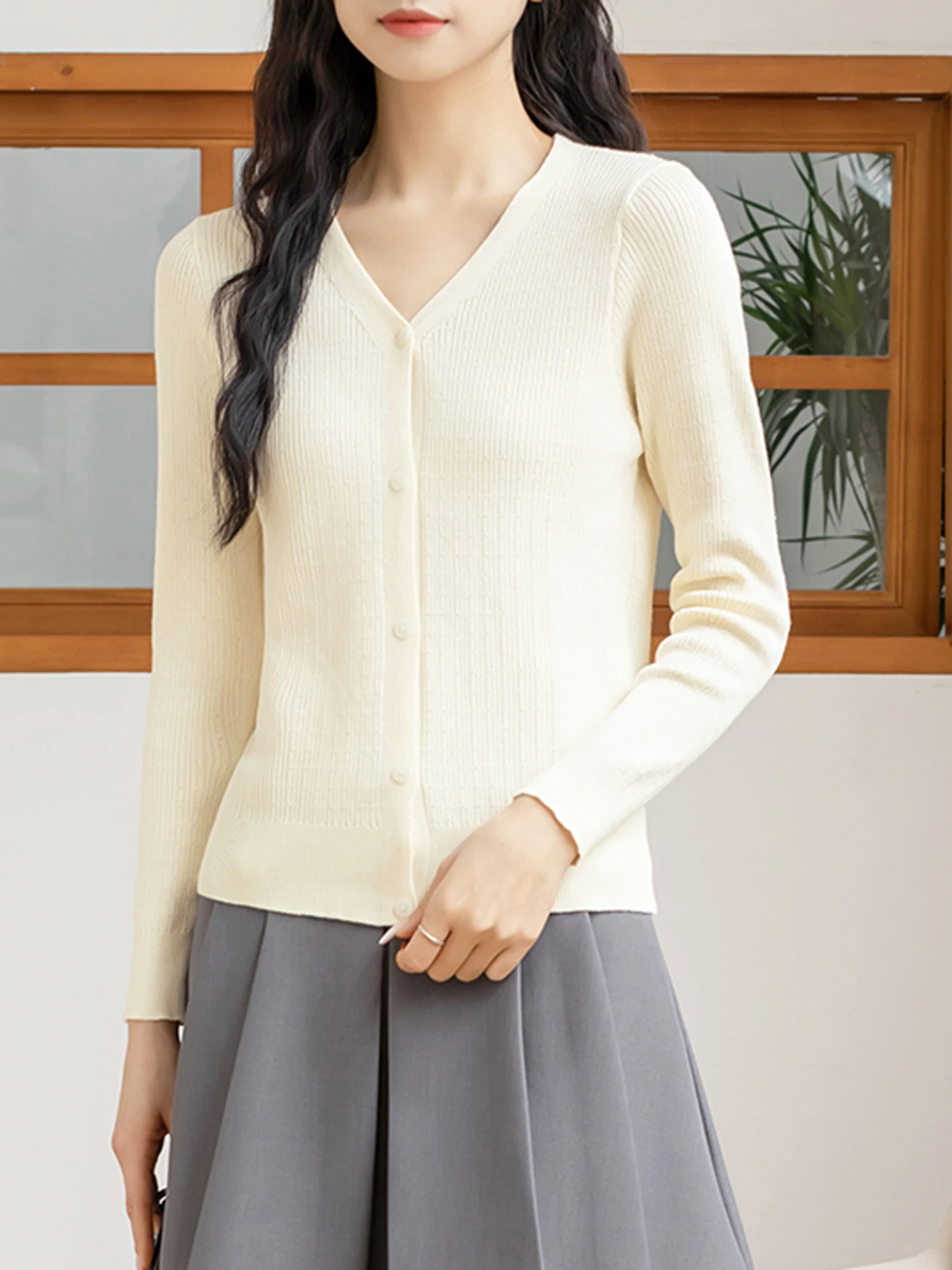 Черный вязаный кардиган с v-образным вырезом для женщин осень и зима 2024 новинка