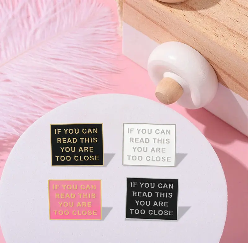 Забавная эмалированная заколка с слишком близким значком брошь черная белая розовая доска заколка на лацкан джинсы рубашка сумка мультфильм ювелирные изделия подарок для друзей